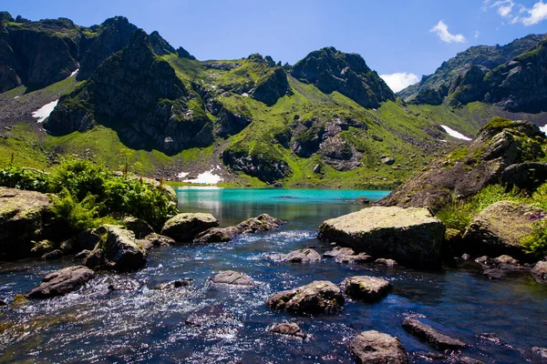 Alpenbergmeer Overdag Zonlicht Kleurrijk Landschap Van Het Gouden Watermeer Svaneti — Stockfoto