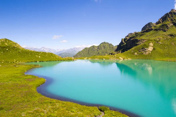 Gündüz Alp Dağı Gölü, güneş ışığı ve Svaneti, Georgia 'daki Altın Su Gölü' nün renkli manzarası..
