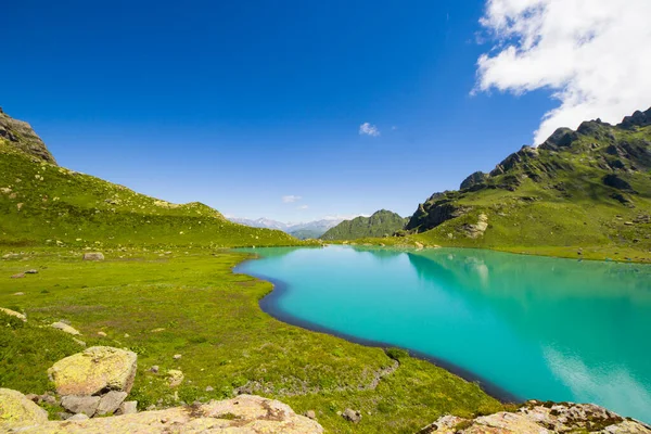 Lago Alpino Montagna Giorno Luce Del Sole Paesaggio Colorato Del — Foto Stock