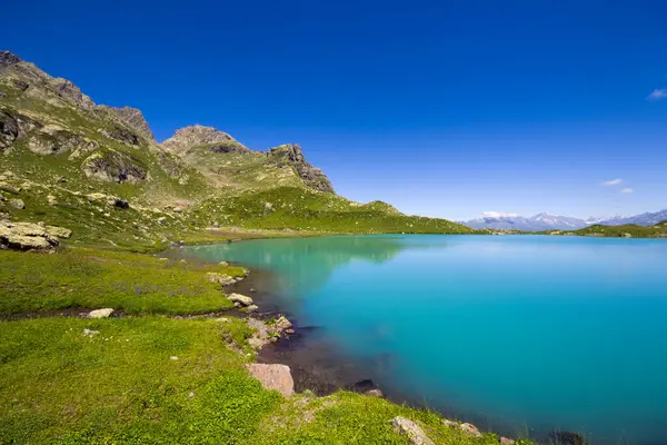 Alpenbergmeer Overdag Zonlicht Kleurrijk Landschap Van Het Gouden Watermeer Svaneti — Stockfoto
