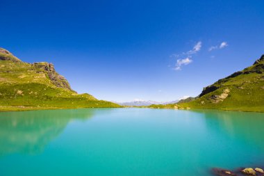 Gündüz Alp Dağı Gölü, güneş ışığı ve Svaneti, Georgia 'daki Altın Su Gölü' nün renkli manzarası..