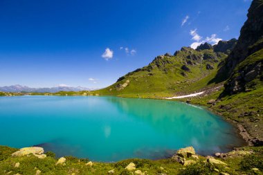 Gündüz Alp Dağı Gölü, güneş ışığı ve Svaneti, Georgia 'daki Altın Su Gölü' nün renkli manzarası..