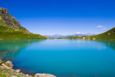 Gündüz Alp Dağı Gölü, güneş ışığı ve Svaneti, Georgia 'daki Altın Su Gölü' nün renkli manzarası..
