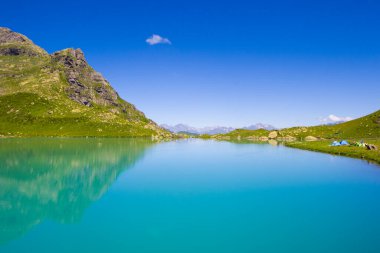 Gündüz Alp Dağı Gölü, güneş ışığı ve Svaneti, Georgia 'daki Altın Su Gölü' nün renkli manzarası..