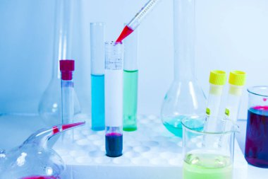 Kimyasal laboratuvar aletleri, cam eşyalar ve pipetler. Laboratuvarda testler ve araştırmalar.