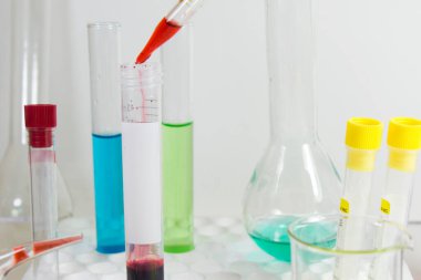 Kimyasal laboratuvar aletleri, cam eşyalar ve pipetler. Laboratuvarda testler ve araştırmalar.