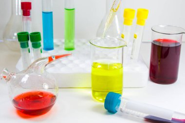 Kimyasal laboratuvar aletleri, cam eşyalar ve pipetler. Laboratuvarda testler ve araştırmalar.