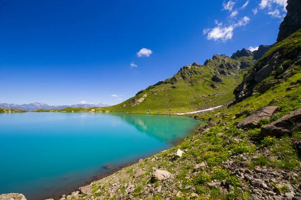 Lago Alpino Montaña Durante Día Luz Del Sol Paisaje Colorido — Foto de Stock