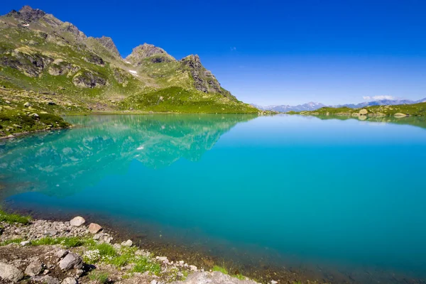 Alpenbergmeer Overdag Zonlicht Kleurrijk Landschap Van Het Gouden Watermeer Svaneti — Stockfoto