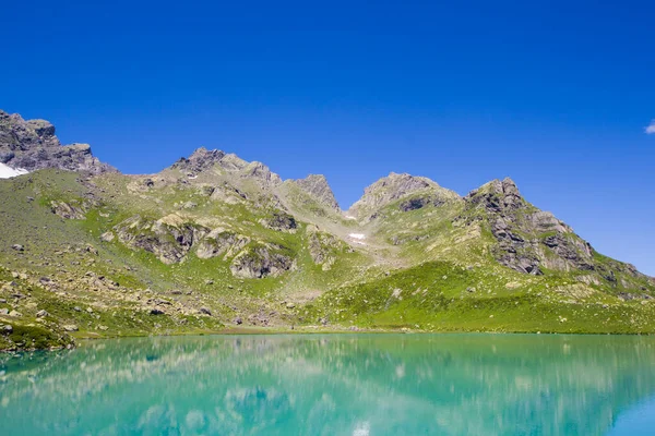 Alpenbergmeer Overdag Zonlicht Kleurrijk Landschap Van Het Gouden Watermeer Svaneti — Stockfoto