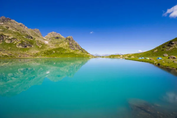 Lago Montanha Alpino Durante Dia Luz Solar Paisagem Colorida Lago — Fotografia de Stock