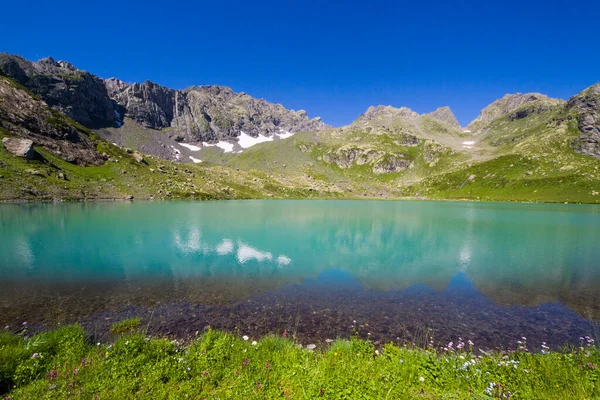 Alpine Mountain Lake Daytime Sunlight Colorful Landscape Golden Water Lake — Stock Photo, Image
