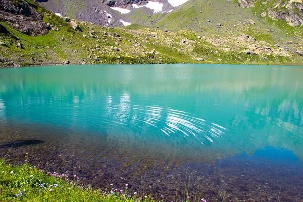 Lago Alpino Montaña Durante Día Luz Del Sol Paisaje Colorido — Foto de Stock