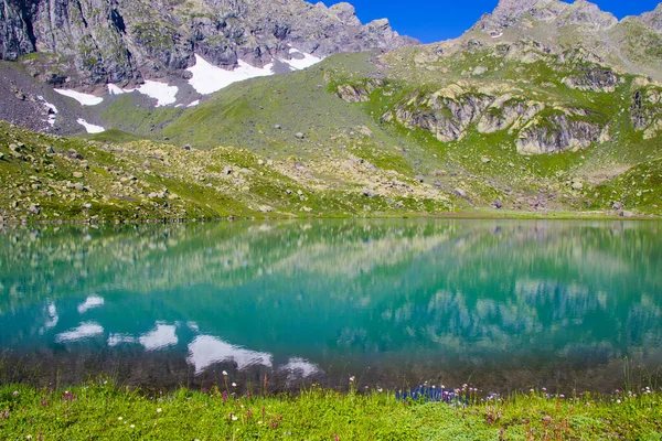 Jezioro Alpejskie Ciągu Dnia Światło Słoneczne Kolorowy Krajobraz Golden Water — Zdjęcie stockowe