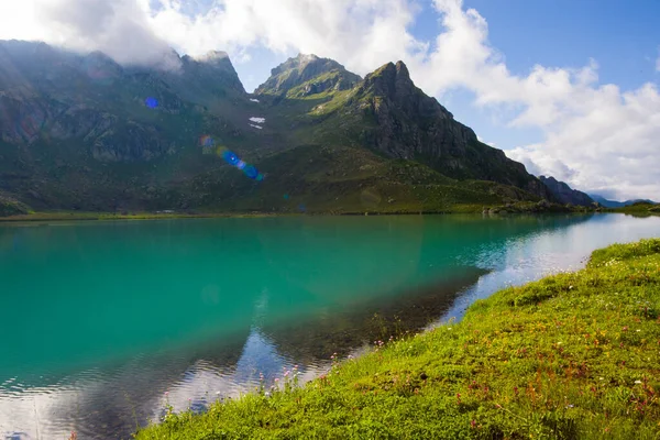 Gündüz Alp Dağı Gölü, güneş ışığı ve Svaneti, Georgia 'daki Altın Su Gölü' nün renkli manzarası..