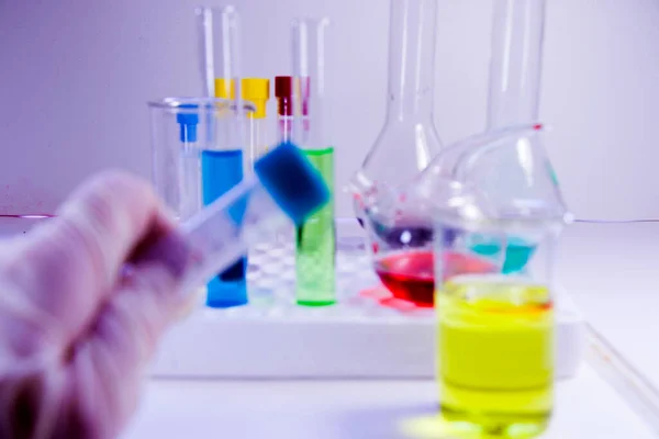 Χημικά Εργαστηριακά Όργανα Γυάλινα Σκεύη Και Σιφώνια Δοκιμές Και Διαγνώσεις — Φωτογραφία Αρχείου