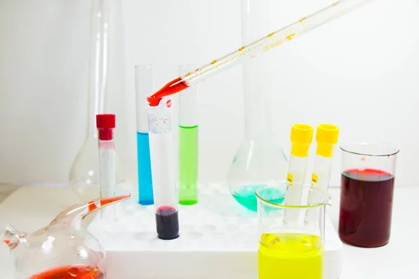 Χημικά Εργαστηριακά Όργανα Γυάλινα Σκεύη Και Σιφώνια Δοκιμές Και Διαγνώσεις — Φωτογραφία Αρχείου