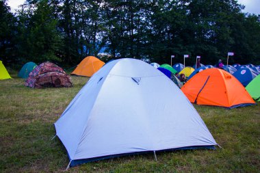 Kamplar ve kamp alanı, yürüyüş ve yürüyüş ekipmanları.