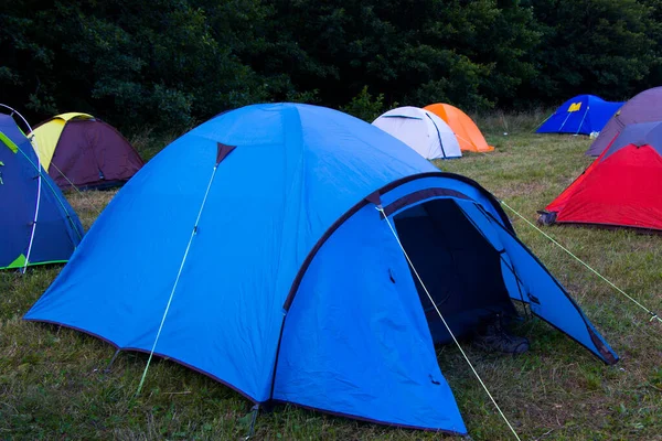 Kamplar ve kamp alanı, yürüyüş ve yürüyüş ekipmanları.