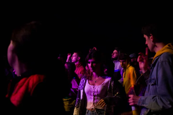 Concerto Música Vivo Vida Noturna Pessoas Multidão Ouvindo Música Jovens — Fotografia de Stock