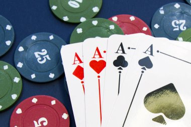 Dört as ve fiş, kart oyunu, masada kartlar. Poker ve blackjack, iskambil oyna..