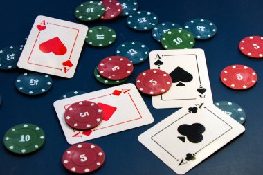 Dört as ve fiş, kart oyunu, masada kartlar. Poker ve blackjack, iskambil oyna..