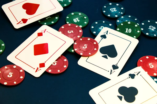 Quattro Assi Fiches Gioco Carte Carte Sul Tavolo Poker Blackjack — Foto Stock