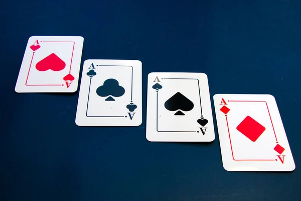 Dört Fiş Kart Oyunu Masada Kartlar Poker Blackjack Iskambil Oyna — Stok fotoğraf