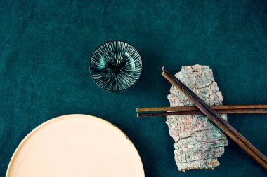 Boş Asyalı bulaşık takımı, kase, ezme ve yemek çubukları mavi arka planda, restoran sofra takımı