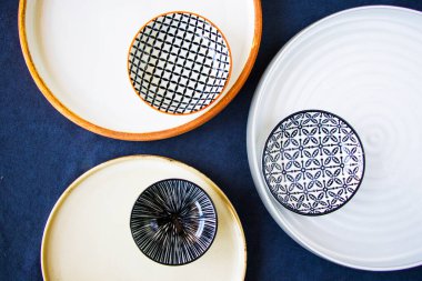 Boş tabaklar ve tabaklar masanın üzerinde, bulaşık takımı ve sofra takımı, stüdyo çekimi