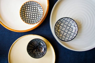 Boş tabaklar ve tabaklar masanın üzerinde, bulaşık takımı ve sofra takımı, stüdyo çekimi