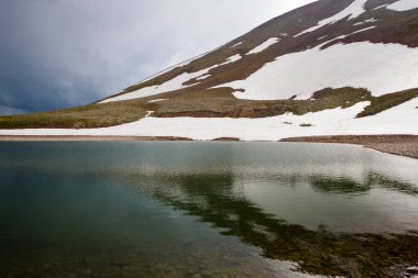 Alp Dağı Gölü manzarası ve manzarası, Javakheti, Georgia 'da kar ve bulutlar