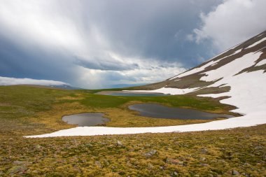 Alp Dağı Gölü manzarası ve manzarası, Javakheti, Georgia 'da kar ve bulutlar