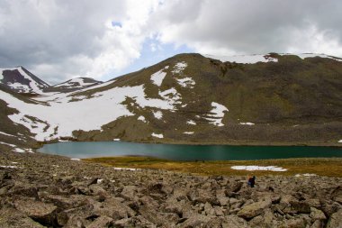 Alp Dağı Gölü manzarası ve manzarası, Javakheti, Georgia 'da kar ve bulutlar