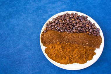 Kahve çekirdekleri, tohumlar ve espresso, cappuccino ve americano için kızarmış kahve, stüdyo çekimi.