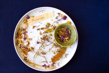 Hafıza sözcük, metin ve mektup eski kağıtta, sonbahar kurutulmuş çiçekler kasede ve mavi masadaki tabakta bitkiler.. .