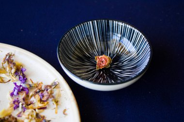 Sonbahar kurutulmuş bitkiler ve mavi arka planda bir çiçek, stüdyo çekimi.