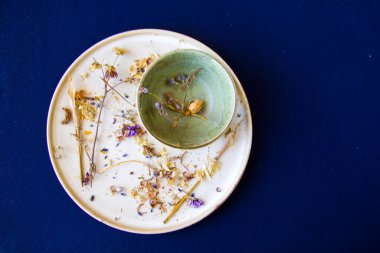 Sonbahar kurutulmuş bitkiler ve mavi arka planda bir çiçek, stüdyo çekimi.