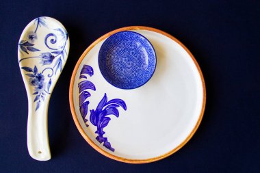 Boş mavi sofra takımı, kase ve tabak mavi masada. Tabak hazır. Tablo ayarı.