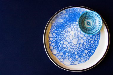 Boş mavi sofra takımı, kase ve tabak mavi masada. Tabak hazır. Tablo ayarı.