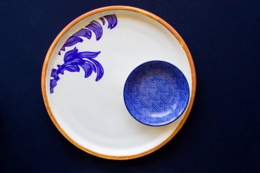 Boş mavi sofra takımı, kase ve tabak mavi masada. Tabak hazır. Tablo ayarı.