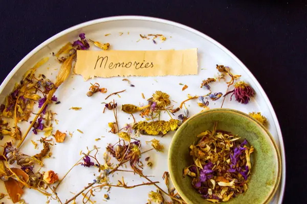 青いテーブルの上のボウルとプレート上の古い紙 秋の乾燥した花や植物上のメモリワード テキストと手紙 — ストック写真