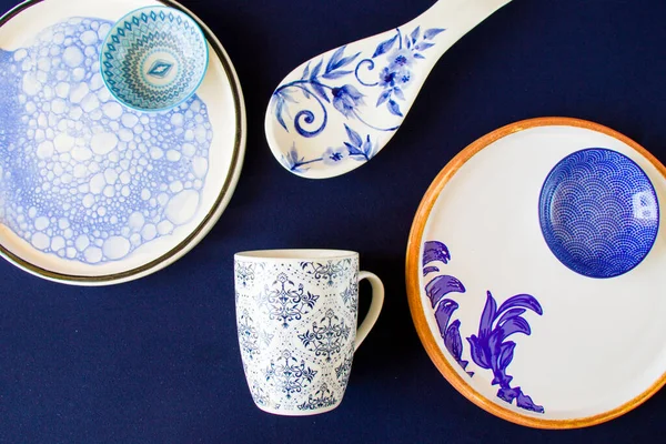 Boş mavi sofra takımı, kase ve tabak mavi masada. Tabak hazır. Tablo ayarı.