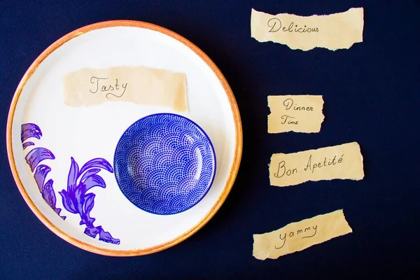 おいしい おいしい ディナータイムの文字とテキストは 青いテーブルの上に空の青い食器 ボウルとプレート 皿セット テーブル設定 — ストック写真