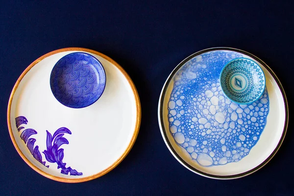 Boş mavi sofra takımı, kase ve tabak mavi masada. Tabak hazır. Tablo ayarı.