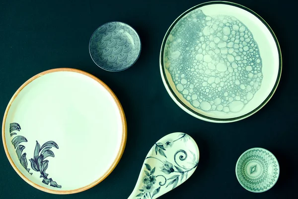 Boş mavi sofra takımı, kase ve tabak mavi masada. Tabak hazır. Tablo ayarı.