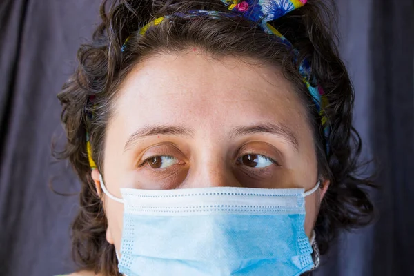 Retrato Mulher Jovem Com Máscara Facial — Fotografia de Stock