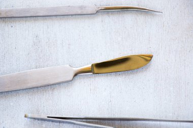 Steril masada ameliyat bıçağı, yakın plan neşter.