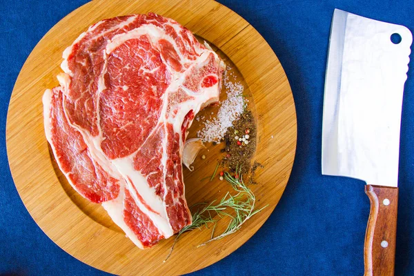 Nyers Marhahús Asztalon Fűszerek Rozmaring Bordaszem Steak Összetevők Bors Coars — Stock Fotó