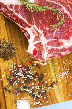 Masada çiğ et, baharat ve biberiye, biftek malzemeleri. Biber ve kaba tuz.